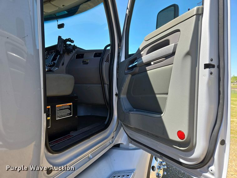 image for item EL2000 2016 Kenworth T680 semi truck