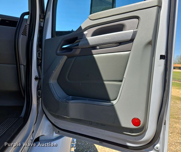 image for item EL2000 2016 Kenworth T680 semi truck