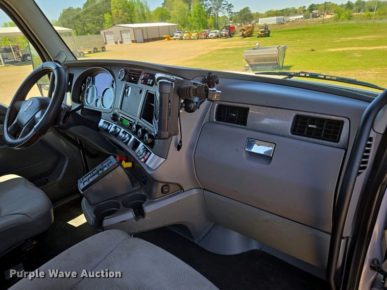 image for item EL2000 2016 Kenworth T680 semi truck