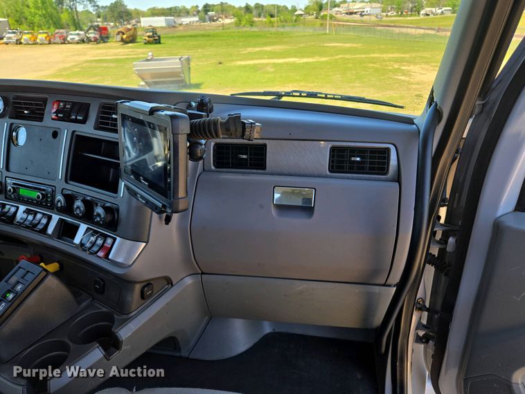 image for item EL2000 2016 Kenworth T680 semi truck