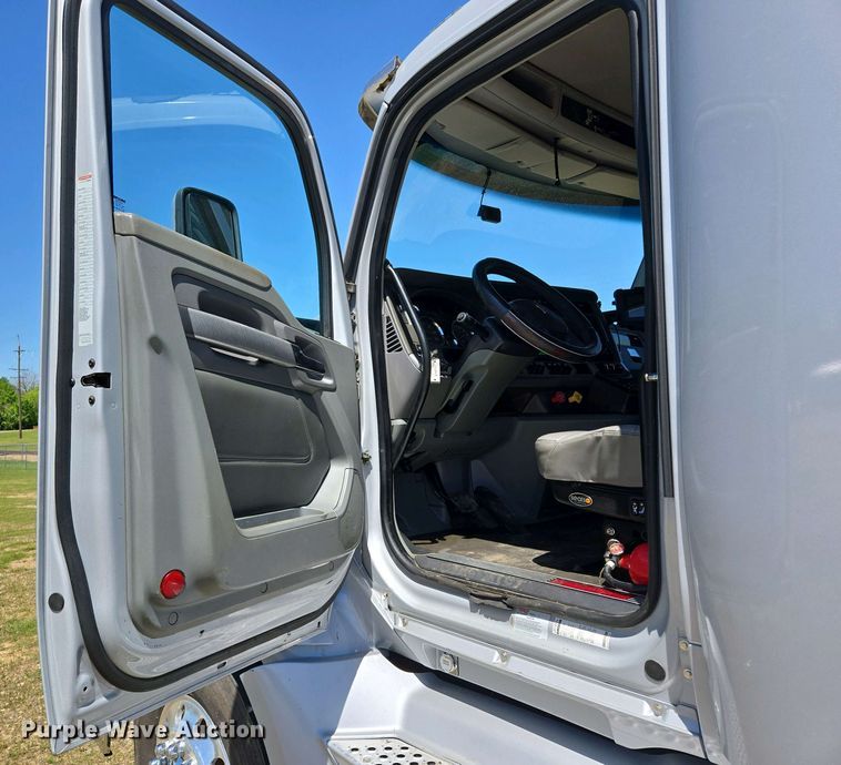 image for item EL2000 2016 Kenworth T680 semi truck