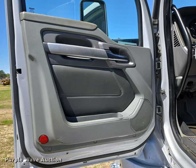 image for item EL2000 2016 Kenworth T680 semi truck