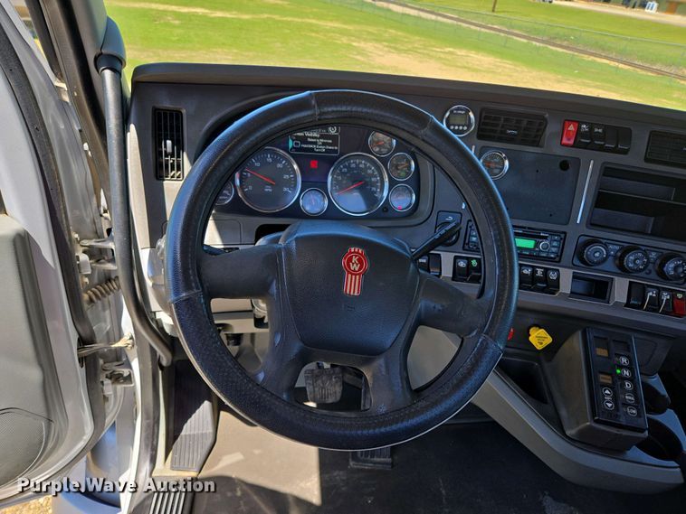 image for item EL2000 2016 Kenworth T680 semi truck