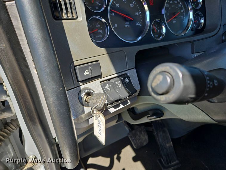 image for item EL2000 2016 Kenworth T680 semi truck