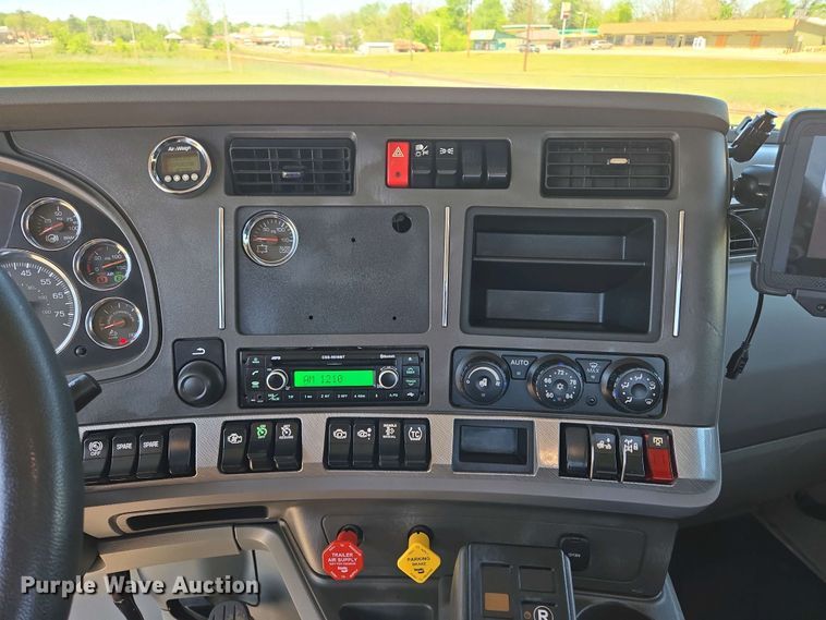 image for item EL2000 2016 Kenworth T680 semi truck