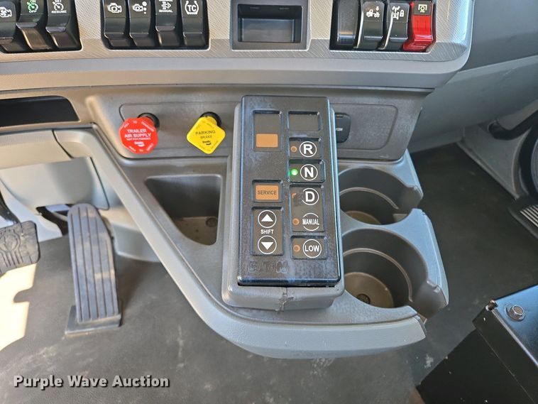 image for item EL2000 2016 Kenworth T680 semi truck