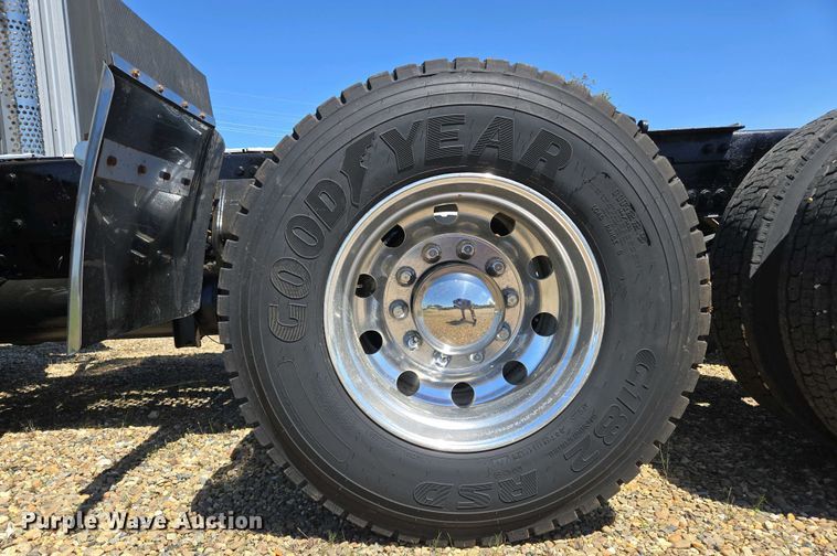 image for item EL2000 2016 Kenworth T680 semi truck