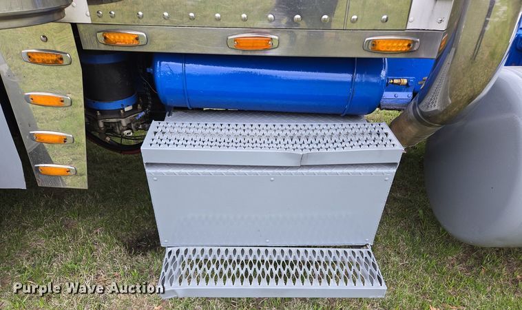 image for item EL2011 1990 Peterbilt 379 semi truck