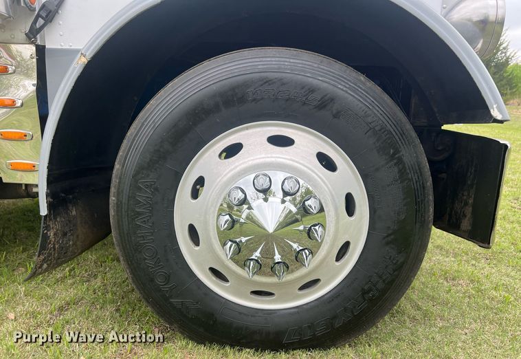 image for item EL2011 1990 Peterbilt 379 semi truck