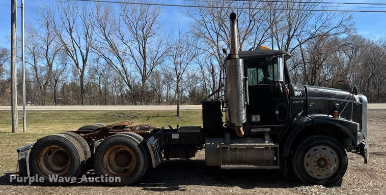 image for item EM3721 1996 Freightliner FLD112 semi truck