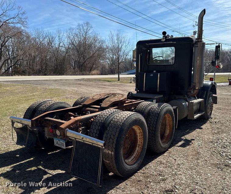 image for item EM3721 1996 Freightliner FLD112 semi truck