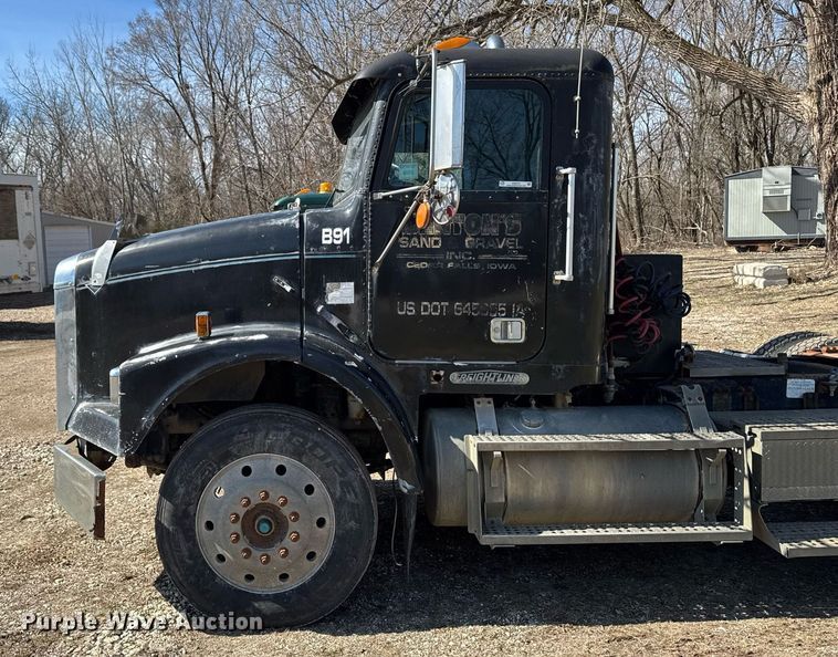 image for item EM3721 1996 Freightliner FLD112 semi truck