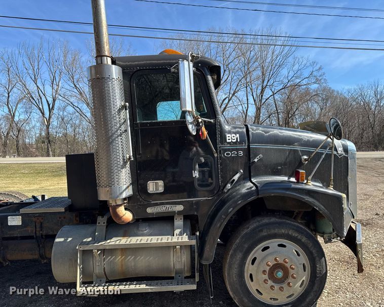 image for item EM3721 1996 Freightliner FLD112 semi truck