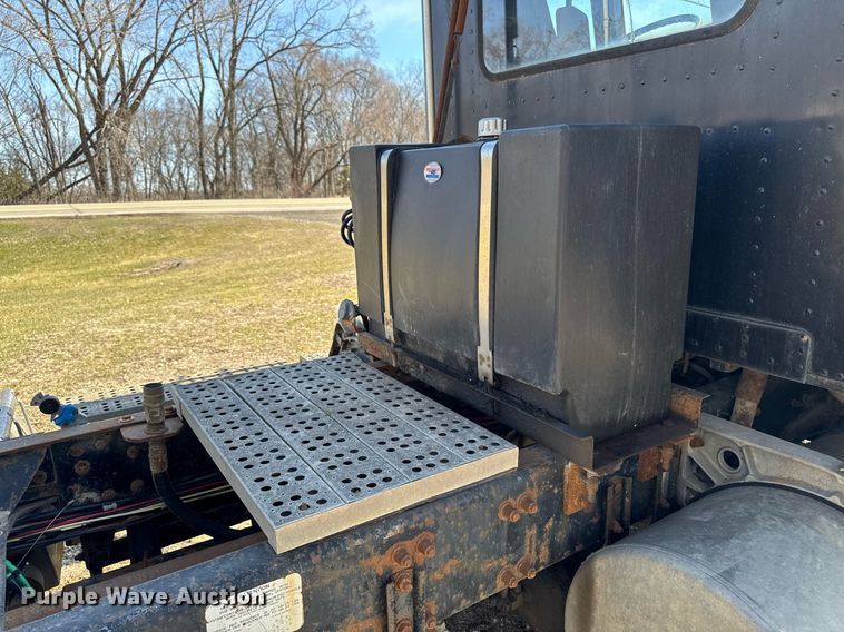 image for item EM3721 1996 Freightliner FLD112 semi truck