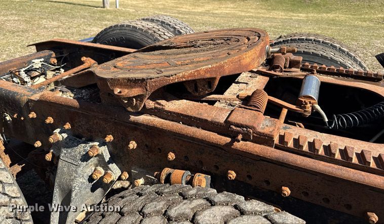 image for item EM3721 1996 Freightliner FLD112 semi truck