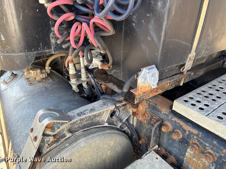 image for item EM3721 1996 Freightliner FLD112 semi truck