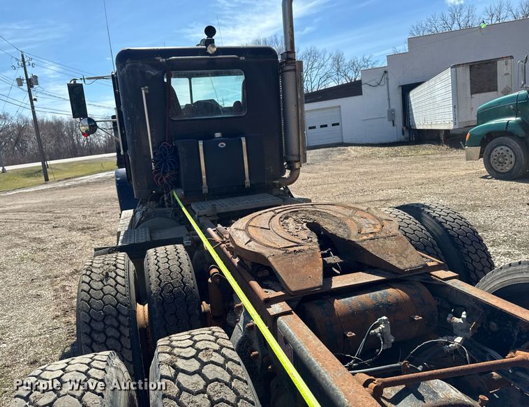 image for item EM3721 1996 Freightliner FLD112 semi truck