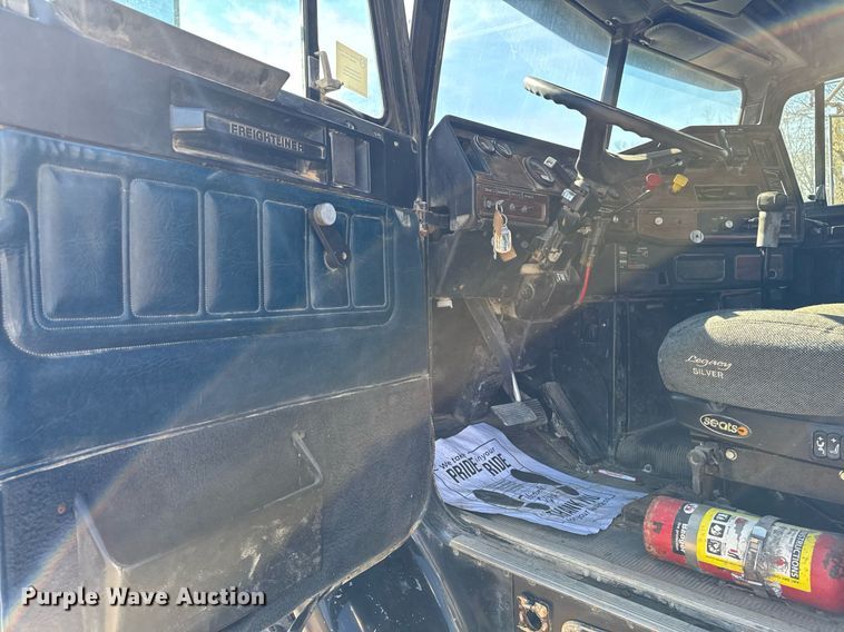 image for item EM3721 1996 Freightliner FLD112 semi truck