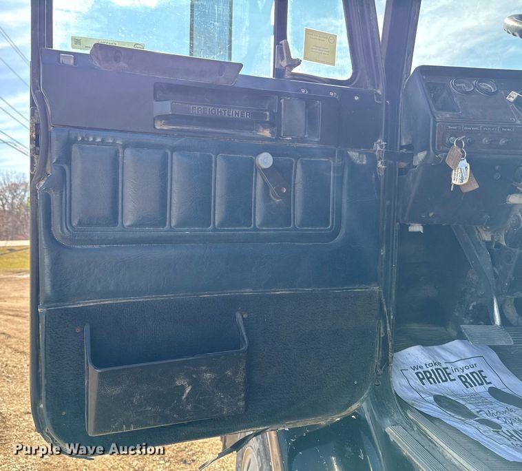 image for item EM3721 1996 Freightliner FLD112 semi truck