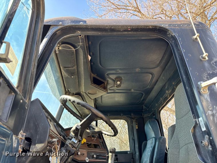 image for item EM3721 1996 Freightliner FLD112 semi truck