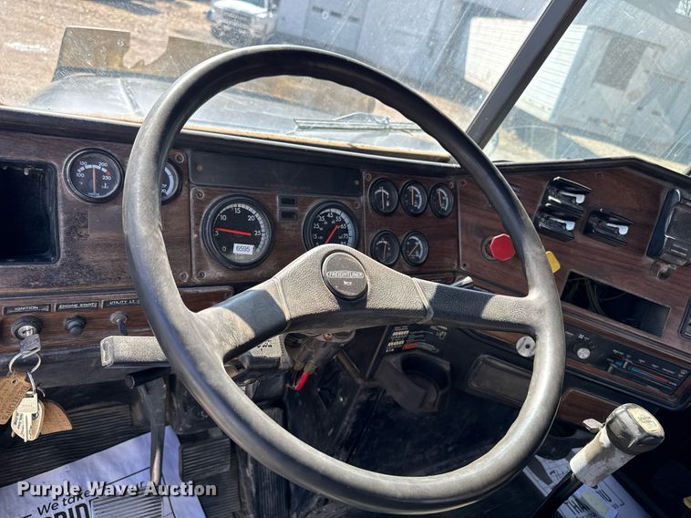 image for item EM3721 1996 Freightliner FLD112 semi truck