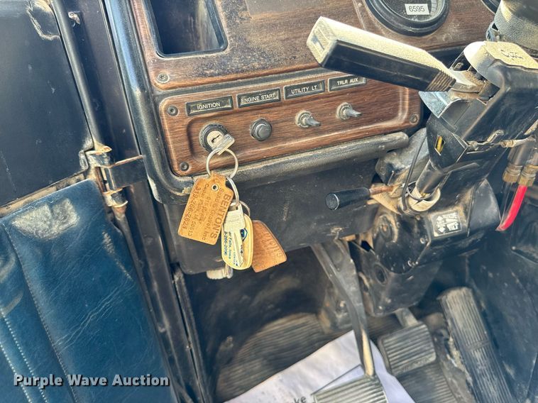 image for item EM3721 1996 Freightliner FLD112 semi truck