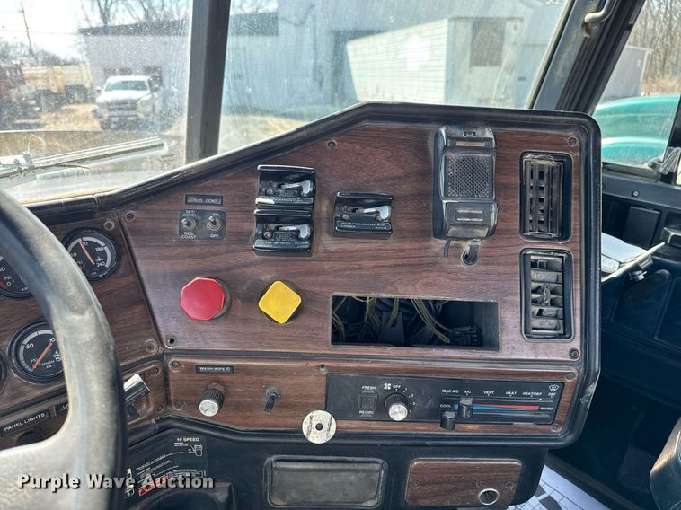 image for item EM3721 1996 Freightliner FLD112 semi truck