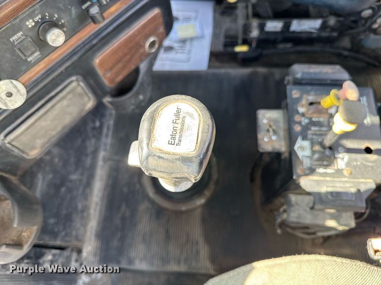 image for item EM3721 1996 Freightliner FLD112 semi truck