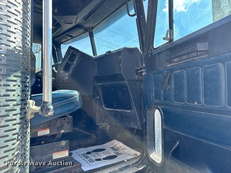 image for item EM3721 1996 Freightliner FLD112 semi truck