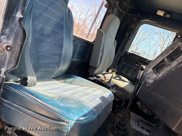 image for item EM3721 1996 Freightliner FLD112 semi truck