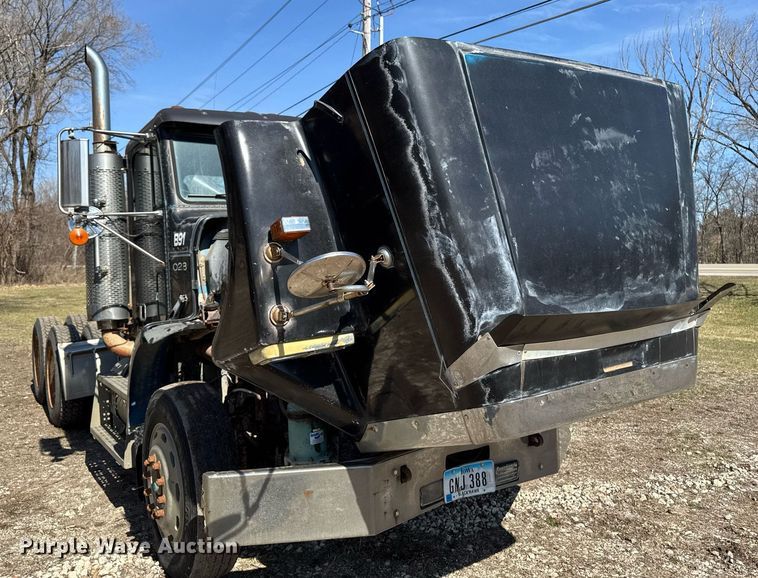 image for item EM3721 1996 Freightliner FLD112 semi truck