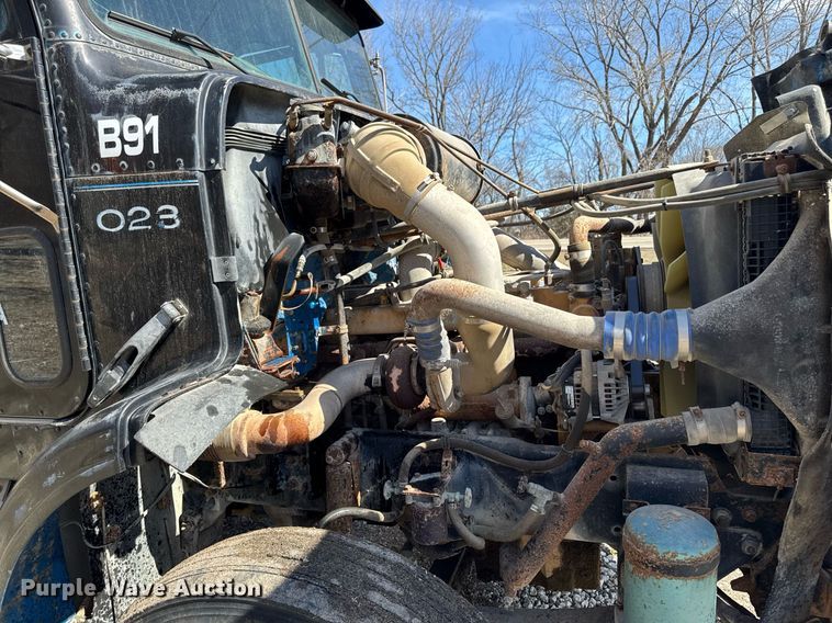 image for item EM3721 1996 Freightliner FLD112 semi truck