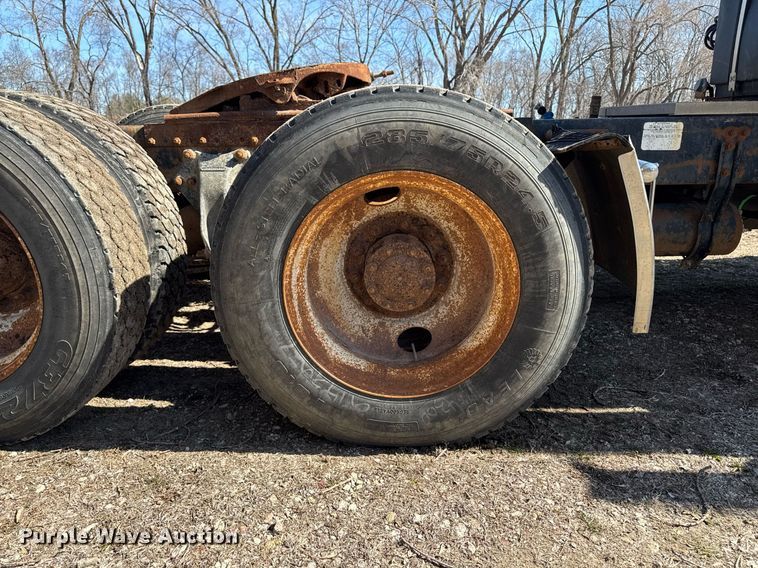 image for item EM3721 1996 Freightliner FLD112 semi truck