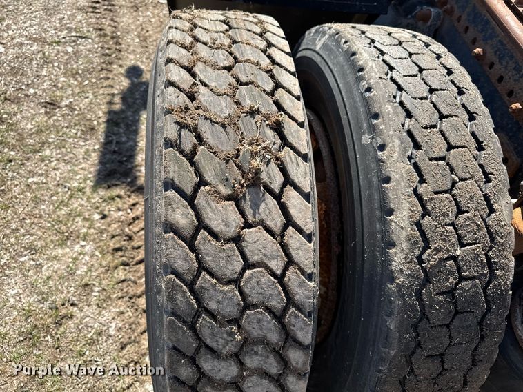 image for item EM3721 1996 Freightliner FLD112 semi truck