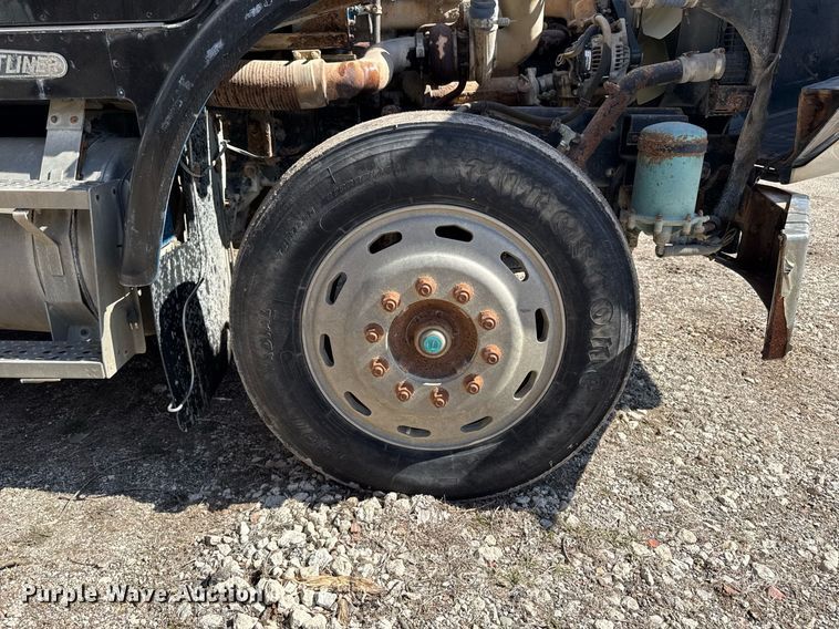 image for item EM3721 1996 Freightliner FLD112 semi truck