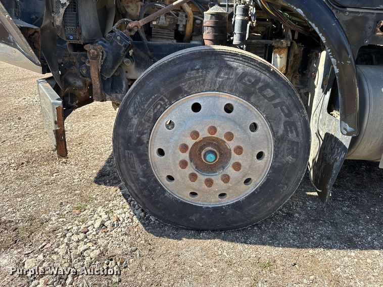 image for item EM3721 1996 Freightliner FLD112 semi truck