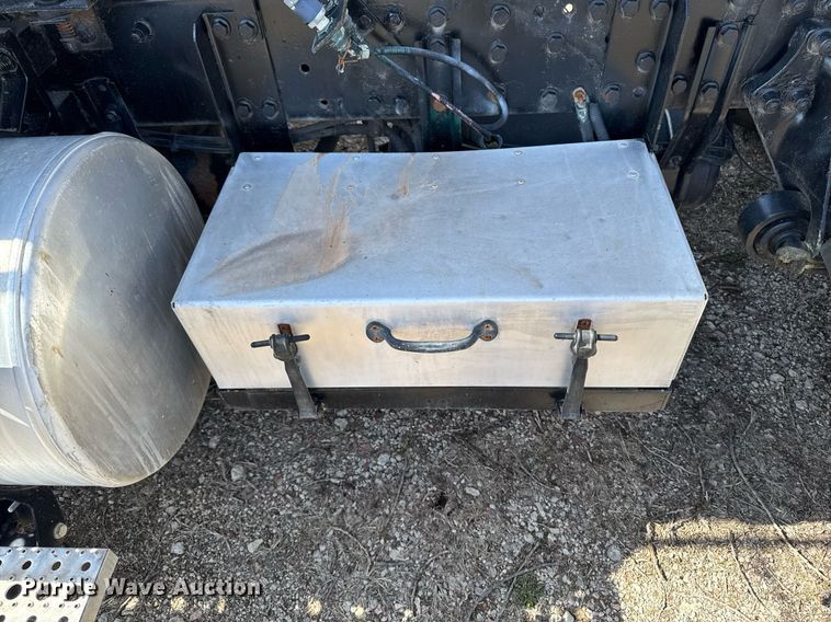 image for item EM3723 1996 Freightliner Conventional semi truck