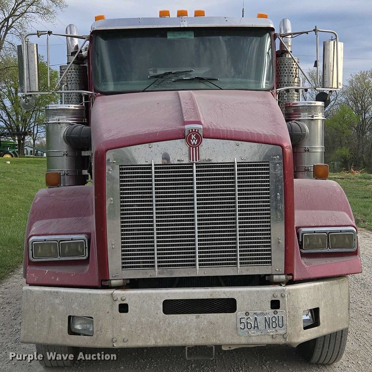 image for item EM7029 2002 Kenworth T800 semi truck