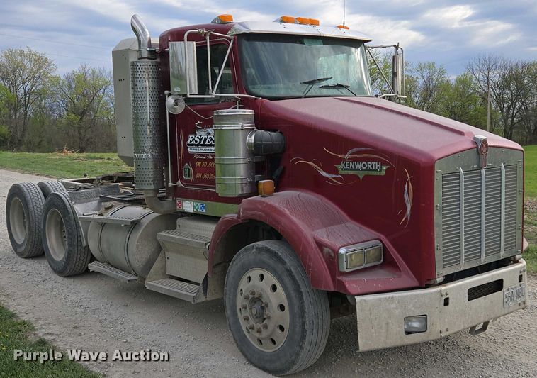 image for item EM7029 2002 Kenworth T800 semi truck