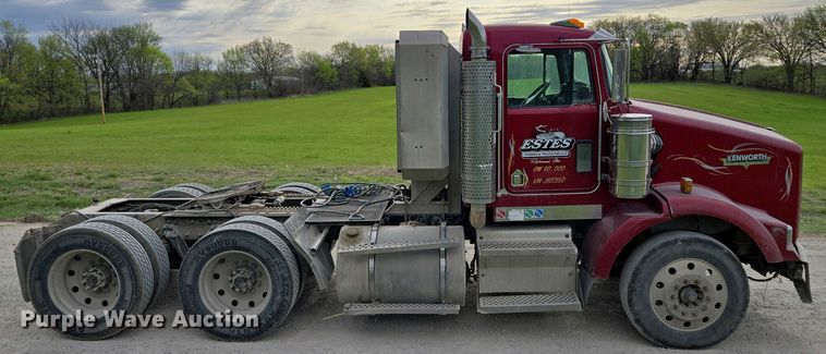 image for item EM7029 2002 Kenworth T800 semi truck