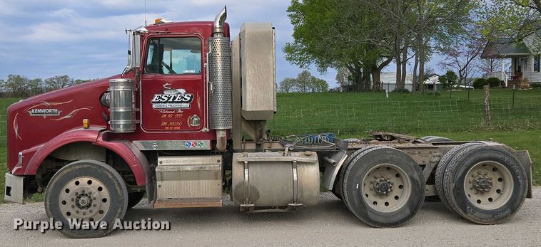image for item EM7029 2002 Kenworth T800 semi truck