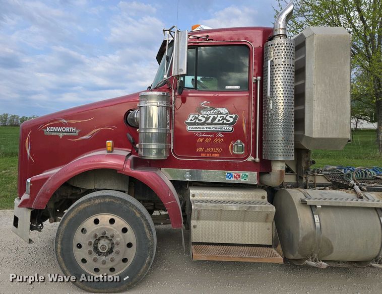 image for item EM7029 2002 Kenworth T800 semi truck