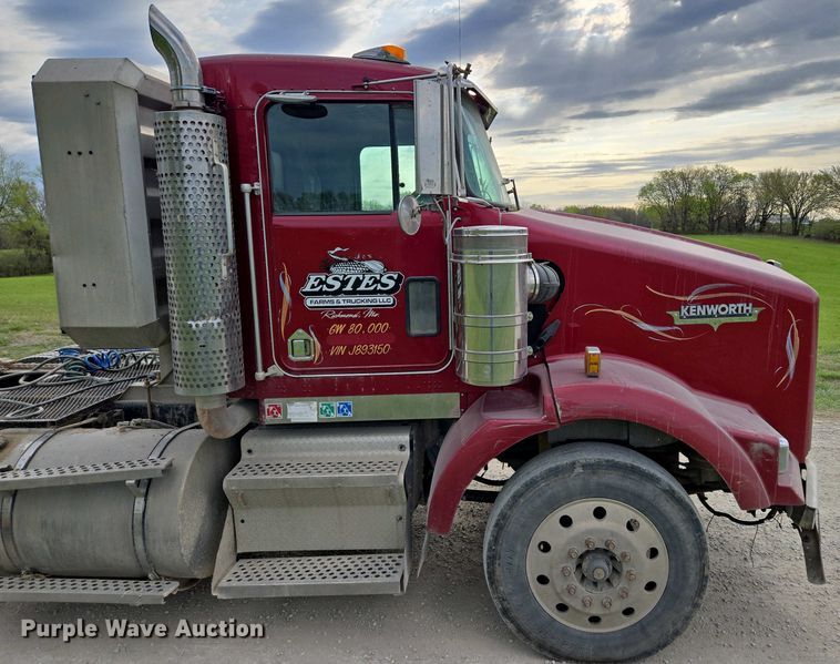 image for item EM7029 2002 Kenworth T800 semi truck