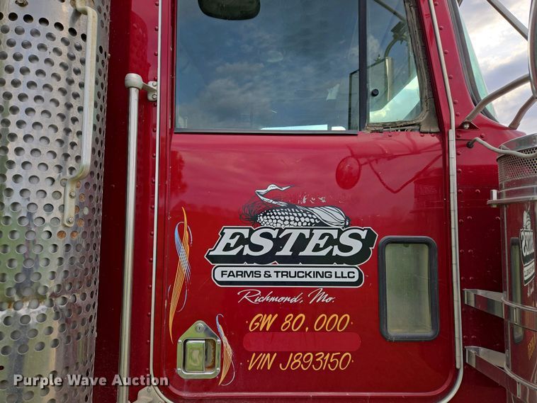 image for item EM7029 2002 Kenworth T800 semi truck