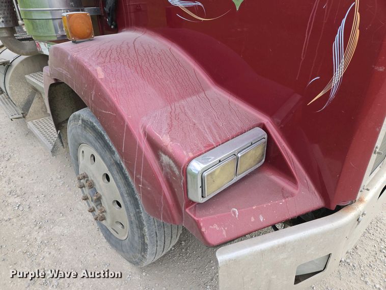 image for item EM7029 2002 Kenworth T800 semi truck