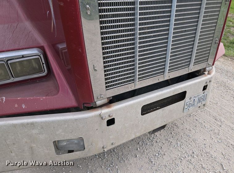 image for item EM7029 2002 Kenworth T800 semi truck