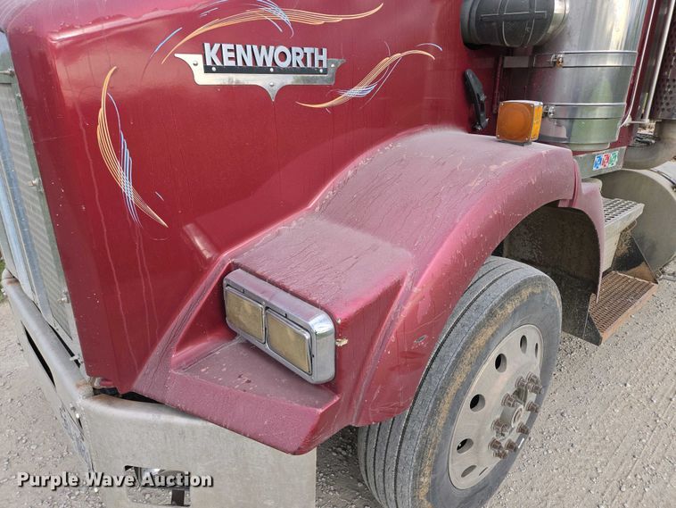 image for item EM7029 2002 Kenworth T800 semi truck