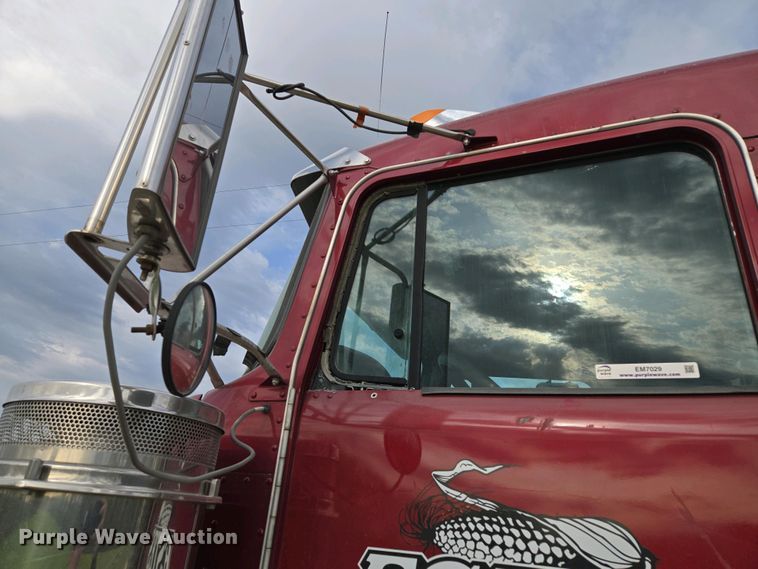 image for item EM7029 2002 Kenworth T800 semi truck