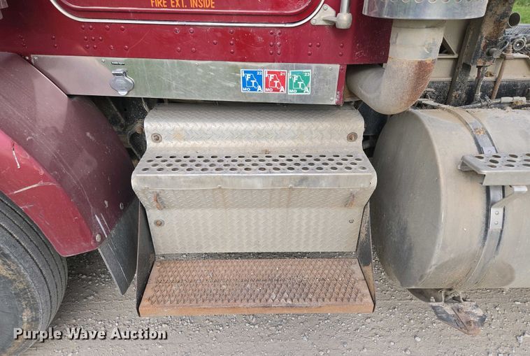 image for item EM7029 2002 Kenworth T800 semi truck