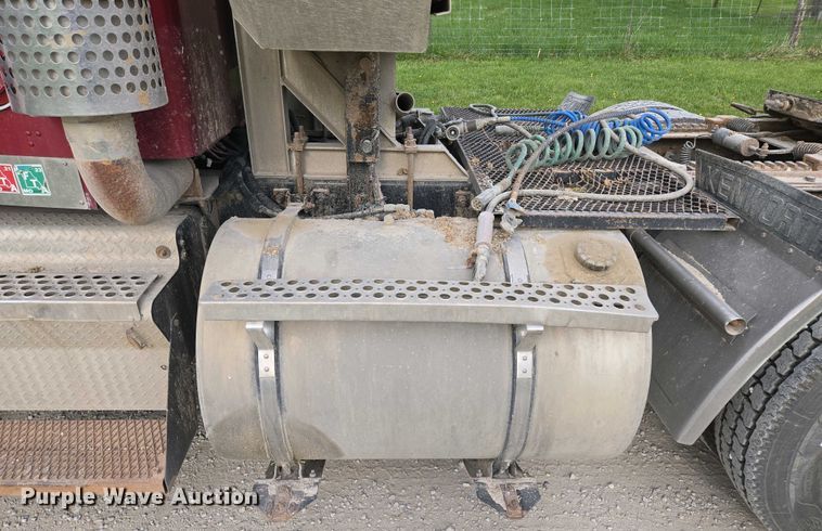 image for item EM7029 2002 Kenworth T800 semi truck